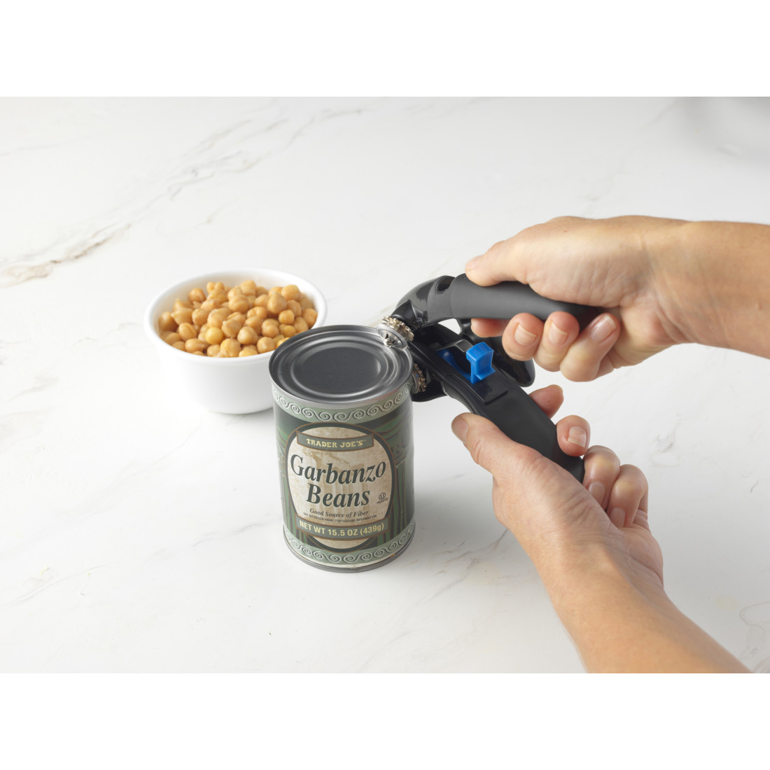 Locking Can Opener with Lid Catch