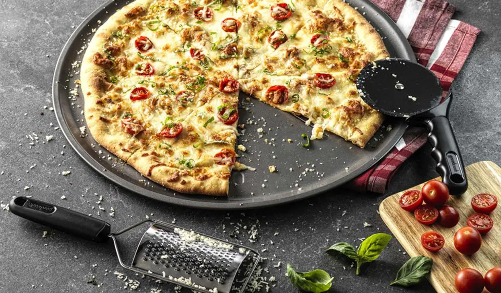 https://www.goodcook.com/media/custom_thumbs/1200x600/The_Science_Behind_How_a_Pizza_Crisper_Pan_Elevates_Your_Homemade_Pizza_1.jpg.webp